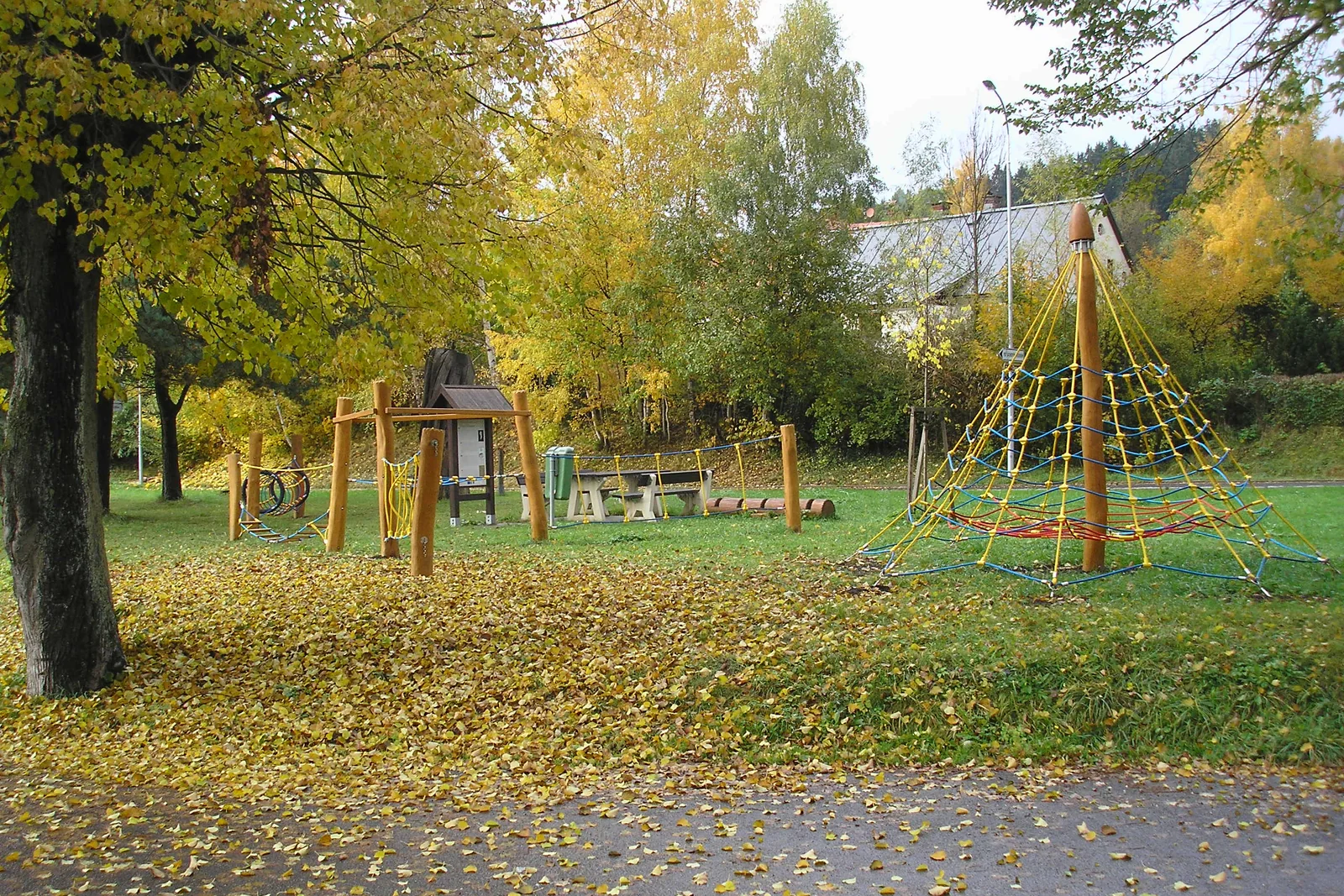 Plac zabaw z piramidą linową