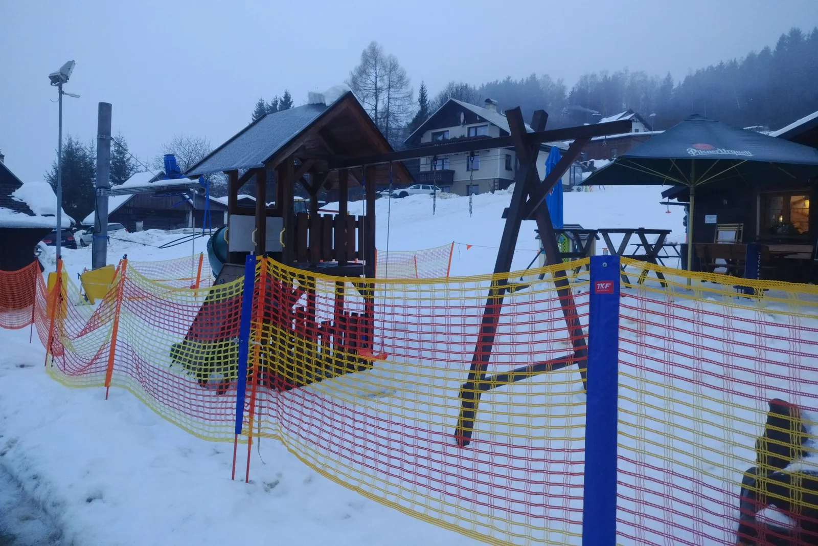 Plac zabaw przy apartamentach