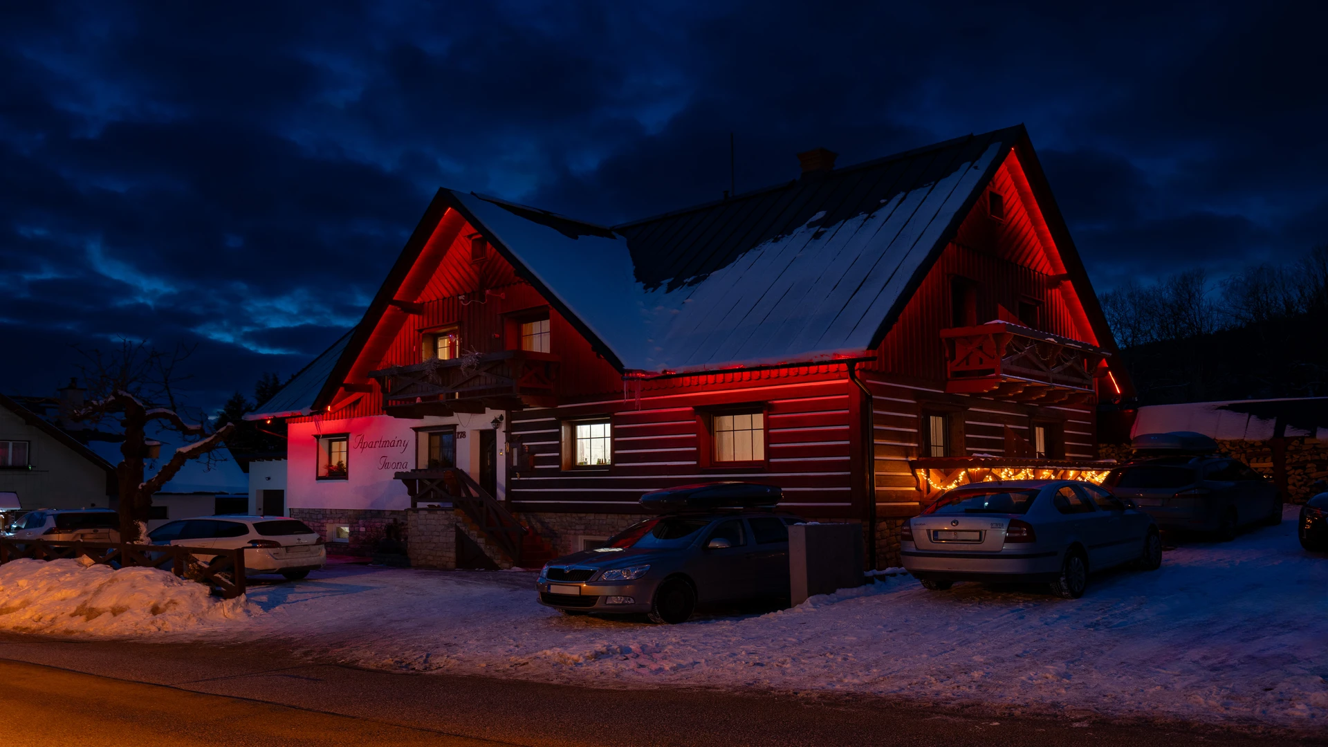 Osvětlený exteriér Apartmánů Iwona